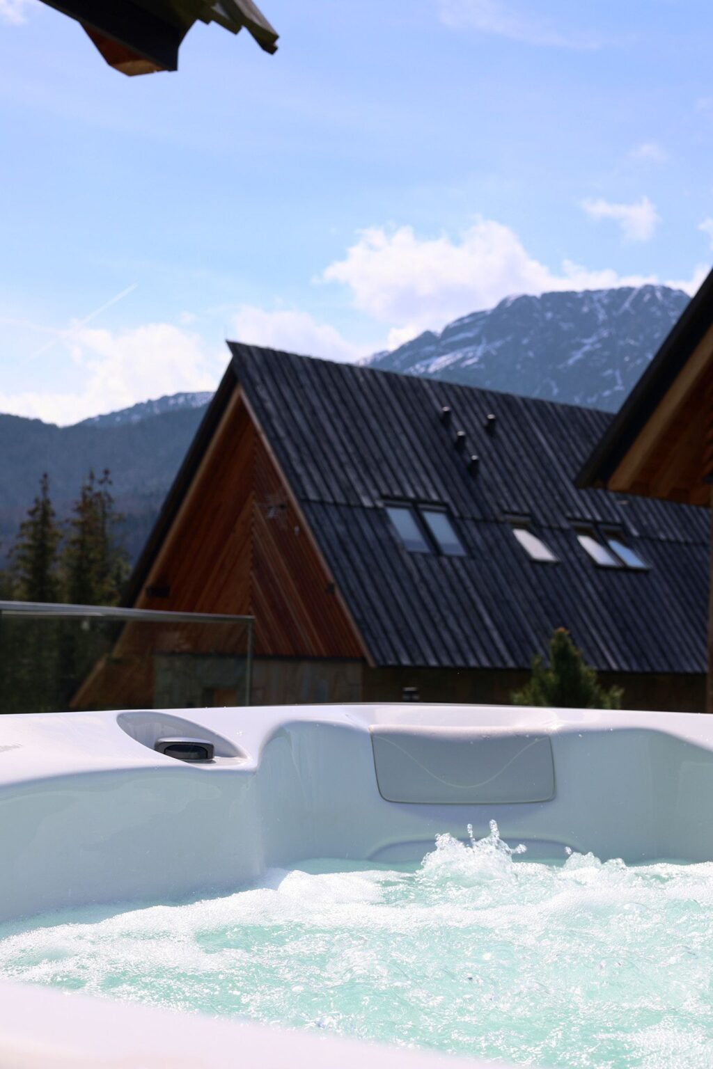 Jacuzzi pod gołym niebem przy Górskim Domku